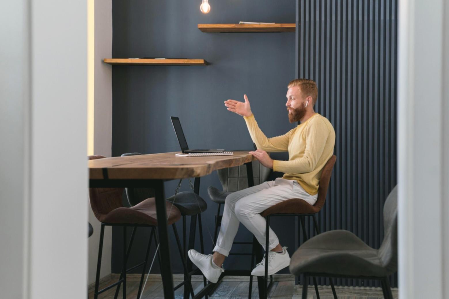 Workspace avec documents financiers et analyse de données